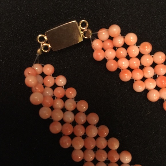 Coral Bead Vintage Necklace with Real Gold Clasp - Picture 5 of 6